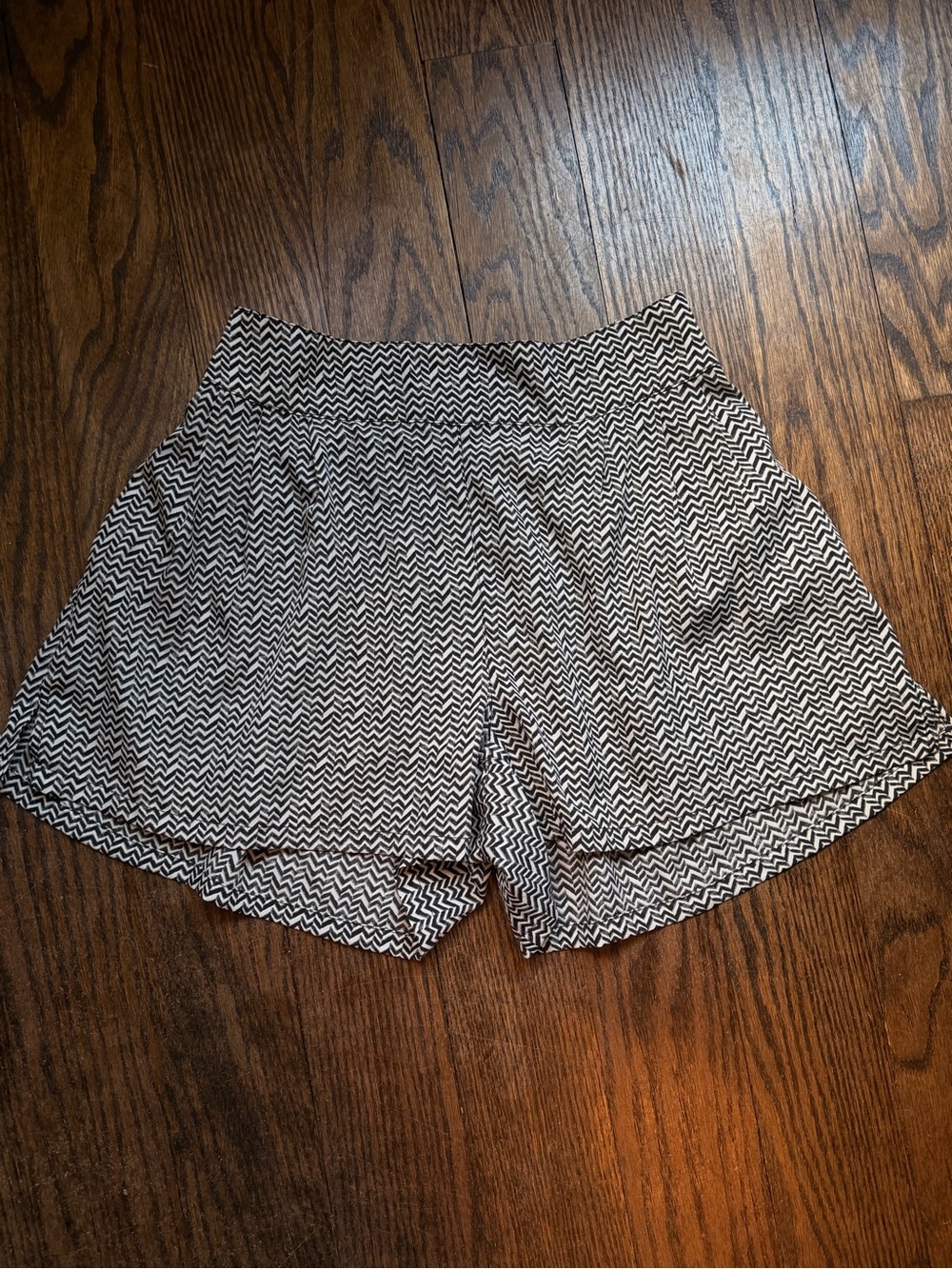 American Eagle Outfitters White Chevron Women's ultra lightweight Shorts size S